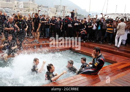 Il vincitore della gara Mark Webber (AUS) Red Bull Racing festeggia con la squadra della Red Bull Energy Station. Gran Premio di Monaco, domenica 27 maggio 2012. Monte Carlo, Monaco. Foto Stock