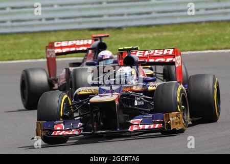 Jean-Eric Vergne (fra) la Scuderia Toro Rosso STR7 guida Daniel Ricciardo (AUS) Scuderia Toro Rosso STR7. Gran Premio di Gran Bretagna, domenica 8 luglio 2012. Silverstone, Inghilterra. Foto Stock