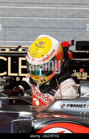 Il vincitore della gara Lewis Hamilton (GBR) McLaren MP4/27 a parc ferme con un messaggio di supporto al Team GB e Grenada sul suo casco. Gran Premio di Ungheria, domenica 29 luglio 2012. Budapest, Ungheria. Foto Stock