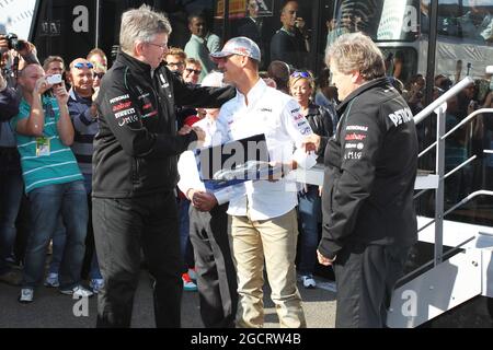 Michael Schumacher (GER) Mercedes AMG F1 festeggia il suo 300° GP con Ross Brawn (GBR) Mercedes AMG F1 Team Principal (sinistra) e Norbert Haug (GER) Mercedes Sporting Director. Gran Premio del Belgio, sabato 1 settembre 2012. Spa-Francorchamps, Belgio. Foto Stock