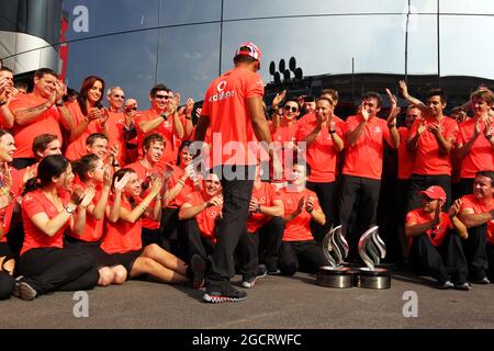 Il vincitore della gara Lewis Hamilton (GBR) McLaren festeggia con la squadra. Gran Premio d'Italia, domenica 9 settembre 2012. Monza Italia. Foto Stock