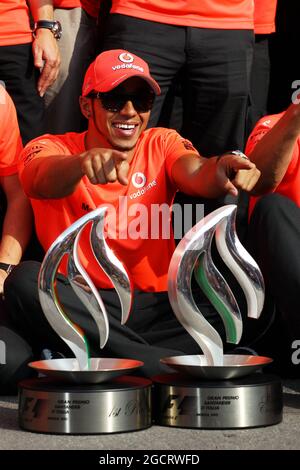 Il vincitore della gara Lewis Hamilton (GBR) McLaren festeggia con la squadra. Gran Premio d'Italia, domenica 9 settembre 2012. Monza Italia. Foto Stock