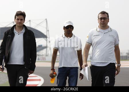 Narain Karthikeyan (IND) Hispania Racing F1 Team (HRT) cammina sul circuito. Gran Premio d'India, giovedì 25 ottobre 2012. Grande Noida, Nuova Delhi, India. Foto Stock