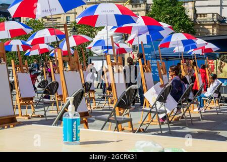 Londra, Regno Unito. 10th agosto 2021. La National Gallery apre la mostra Nation's Favorites su Trafalgar Square e apre Sketch on the Square. Gli adulti e i bambini si affollano ai cavalletti per fare uno schizzo e gli altri ammirano i dipinti esposti fuori dalla Galleria Nazionale per questa mostra estiva a partire dal 10th agosto. Foto Stock