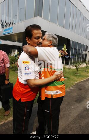 (Da L a R): Subrata Roy Sahara (IND) Presidente Sahara con il Dr. Vijay Mallya (IND) Saara Force India F1 Team Owner. Gran Premio d'India, domenica 28 ottobre 2012. Grande Noida, Nuova Delhi, India. Foto Stock