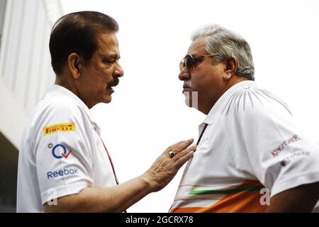 (Da L a R): Subrata Roy Sahara (IND) Presidente Sahara con il Dr. Vijay Mallya (IND) Saara Force India F1 Team Owner. Gran Premio d'India, domenica 28 ottobre 2012. Grande Noida, Nuova Delhi, India. Foto Stock
