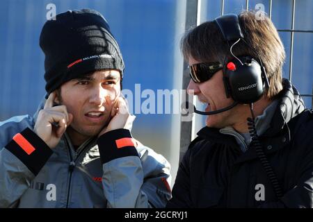 (Da L a R): Sergio Perez (MEX) McLaren con Adrian Fernandez (MEX). Test di Formula uno, giorno uno, martedì 5 febbraio 2013. Jerez, Spagna. Foto Stock