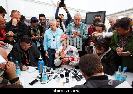 Jenson Button (GBR) McLaren con i media. Test di Formula uno, giorno uno, martedì 5 febbraio 2013. Jerez, Spagna. Foto Stock