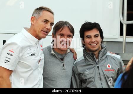 (Da L a R): Martin Whitmarsh (GBR) McLaren Chief Executive Officer con Adrian Fernandez (MEX) e Sergio Perez (MEX) McLaren. Test di Formula uno, giorno uno, martedì 5 febbraio 2013. Jerez, Spagna. Foto Stock