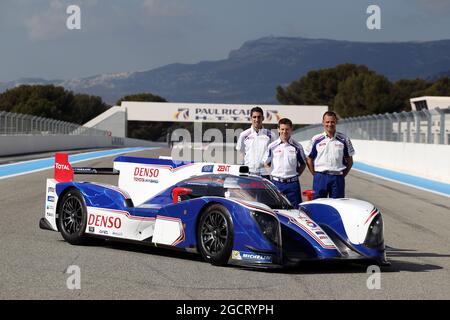 (Da L a R): Sebastien Buemi (sui), Anthony Davidson (GBR) e Stephane Sarrazin (fra) con la Toyoa TS030. Toyota Hybrid Racing lancio e test. 19-22 febbraio 2013. Paul Ricard, Francia. Foto Stock