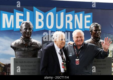 (Da L a R): Sir Jack Brabham (AUS) e il collega campione del mondo Alan Jones (AUS) con le statue svelate in loro onore. Gran Premio d'Australia, domenica 17 marzo 2013. Albert Park, Melbourne, Australia. Foto Stock