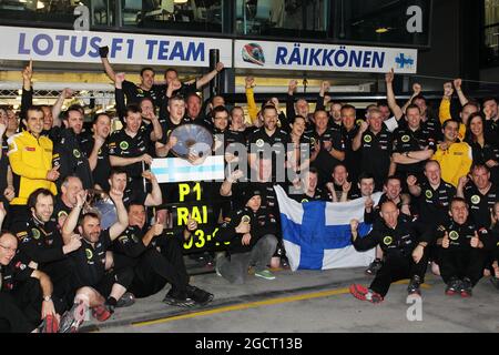 Il vincitore della gara Kimi Raikkonen (fin) Lotus F1 Team festeggia con il team. Gran Premio d'Australia, domenica 17 marzo 2013. Albert Park, Melbourne, Australia. Foto Stock