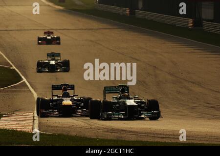 Lewis Hamilton (GBR) Mercedes AMG F1 W04 guida Sebastian Vettel (GER) Red Bull Racing RB9. Gran Premio della Malesia, domenica 24 marzo 2013. Sepang, Kuala Lumpur, Malesia. Foto Stock