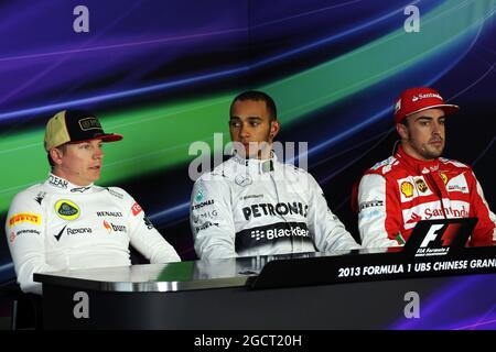 Le prime tre qualificazioni nella FIA Press Conference (da L a R): Kimi Raikkonen (fin) Lotus F1 Team, secondo; Lewis Hamilton (GBR) Mercedes AMG F1, pole position; Fernando Alonso (ESP) Ferrari, terzo. Gran Premio di Cina, sabato 13 aprile 2013. Shanghai, Cina. Foto Stock