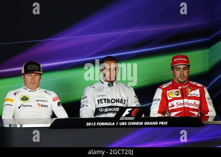 Le prime tre qualificazioni nella FIA Press Conference (da L a R): Kimi Raikkonen (fin) Lotus F1 Team, secondo; Lewis Hamilton (GBR) Mercedes AMG F1, pole position; Fernando Alonso (ESP) Ferrari, terzo. Gran Premio di Cina, sabato 13 aprile 2013. Shanghai, Cina. Foto Stock