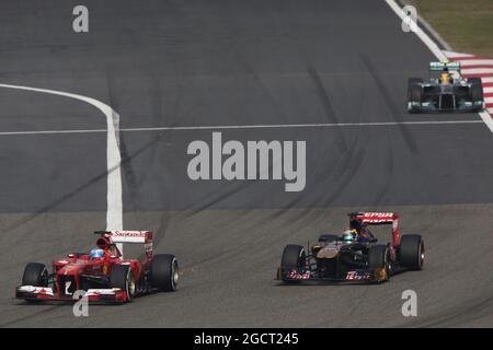 Fernando Alonso (ESP) Ferrari F138 passa Jean-Eric Vergne (fra) Scuderia Toro Rosso STR8. Gran Premio di Cina, domenica 14 aprile 2013. Shanghai, Cina. Foto Stock