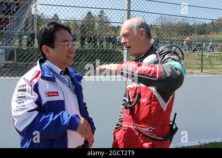 (Da L a R): Yoshiaki Kinoshita (JPN) Toyota Racing Team Presidente con il Dr. Wolfgang Ullrich (GER) Audi Motorsport Team Boss in griglia. Campionato Mondiale FIA Endurance, turno 2, sabato 4 maggio 2013. Spa-Francorchamps, Belgio. Foto Stock