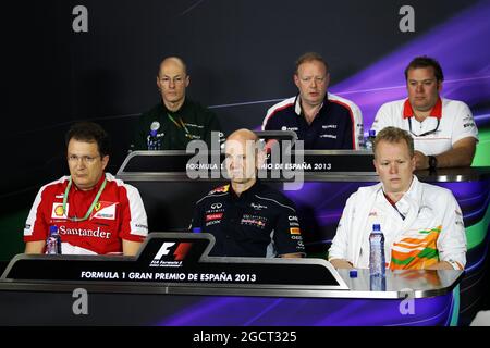 La conferenza stampa della FIA (dalla fila posteriore (da L a R)): Mark Smith (GBR) Direttore tecnico del Team di Caterham F1; Mike Coughlan (GBR) Direttore tecnico della Williams; Dave Greenwood (GBR) Marussia F1 Team Race Engineer; Nicholas Tombazis, Capo progettista Ferrari; Adrian Newey (GBR) Direttore tecnico della Red Bull Racing; Andrew Green (GBR) Sahara Force India F1 Team Direttore tecnico. Gran Premio di Spagna, venerdì 10 maggio 2013. Barcellona, Spagna. Foto Stock