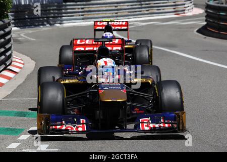 Jean-Eric Vergne (fra) Scuderia Toro Rosso STR8 guida il compagno di squadra Daniel Ricciardo (AUS) Scuderia Toro Rosso STR8. Gran Premio di Monaco, giovedì 23 maggio 2013. Monte Carlo, Monaco. Foto Stock