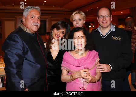 Dr. Vijay Mallya (IND) Sahara Force India F1 Team Owner (a sinistra) con la principessa Charlene di Monaco (RSA) e HSH Principe Alberto di Monaco (MON) al Signature F1 Monaco Party. Gran Premio di Monaco, festa di Monaco di Formula 1, giovedì 23 - venerdì 24 maggio 2013. Monte Carlo, Monaco. Foto Stock