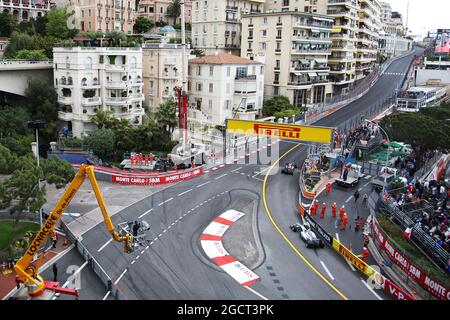 Sebastian Vettel (GER) Red Bull Racing RB9 guida Nico Rosberg (GER) Mercedes AMG F1 W04 fuori dai box. Gran Premio di Monaco, sabato 25 maggio 2013. Monte Carlo, Monaco. Foto Stock