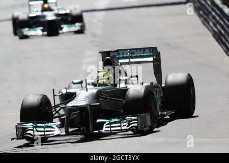 Nico Rosberg (GER) Mercedes AMG F1 W04 guida Lewis Hamilton (GBR) Mercedes AMG F1 W04. Gran Premio di Monaco, domenica 26 maggio 2013. Monte Carlo, Monaco. Foto Stock