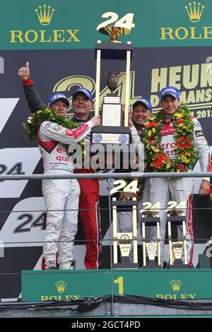 I vincitori della gara Tom Kristensen (DEN) (Centre) Loic Duval (fra) (destra) Allan McNish (GBR) (sinistra) Audi Sport Team Joest e Dr. Wolfgang Ullrich (GER) Audi Motorsport Team Boss festeggiano sul podio. Le Mans 24 ore di gara, domenica 23 giugno 2013. Le Mans, Francia. Foto Stock