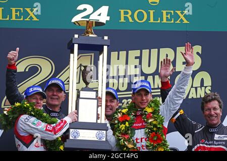 I vincitori della gara Tom Kristensen (DEN) (Centre) Loic Duval (fra) (destra) Allan McNish (GBR) (sinistra) Audi Sport Team Joest e Dr. Wolfgang Ullrich (GER) Audi Motorsport Team Boss festeggiano sul podio. Le Mans 24 ore di gara, domenica 23 giugno 2013. Le Mans, Francia. Foto Stock