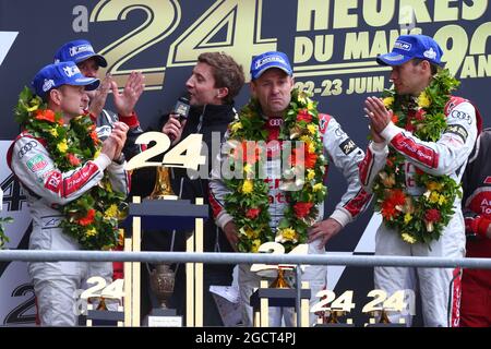 I vincitori della gara Tom Kristensen (DEN) (Centre) Loic Duval (fra) (destra) Allan McNish (GBR) (sinistra) Audi Sport Team Joest e Dr. Wolfgang Ullrich (GER) Audi Motorsport Team Boss sul podio. Le Mans 24 ore di gara, domenica 23 giugno 2013. Le Mans, Francia. Foto Stock