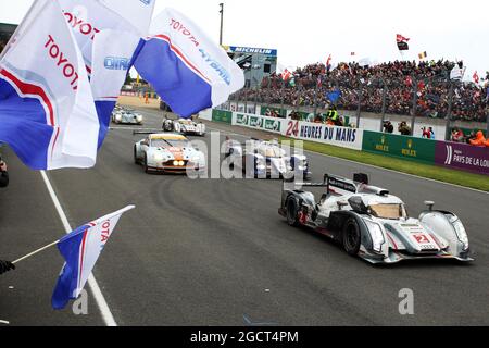 I vincitori della gara Tom Kristensen (DEN) / Loic Duval (fra) / Allan McNish (GBR) Audi Sport Team Joest, Audi R18 e-tron quattro alla fine della gara. Le Mans 24 ore di gara, domenica 23 giugno 2013. Le Mans, Francia. Foto Stock