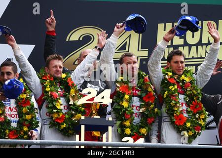 I vincitori della gara Tom Kristensen (DEN) (Centre) Loic Duval (fra) (destra) Allan McNish (GBR) (sinistra) Audi Sport Team Joest e Dr. Wolfgang Ullrich (GER) Audi Motorsport Team Boss festeggiano sul podio. Le Mans 24 ore di gara, domenica 23 giugno 2013. Le Mans, Francia. Foto Stock