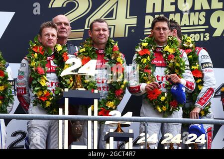 I vincitori della gara Tom Kristensen (DEN) (Centre) Loic Duval (fra) (destra) Allan McNish (GBR) (sinistra) Audi Sport Team Joest e Dr. Wolfgang Ullrich (GER) Audi Motorsport Team Boss sul podio. Le Mans 24 ore di gara, domenica 23 giugno 2013. Le Mans, Francia. Foto Stock