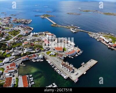 Norvegia Karmoy isola vista drone. Vista aerea della città del porto di Akrehamn. Foto Stock