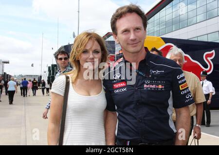 (Da L a R): Geri Halliwell (GBR) Singer con Christian Horner (GBR) Red Bull Racing Team Principal. Gran Premio di Gran Bretagna, domenica 30 giugno 2013. Silverstone, Inghilterra. Foto Stock