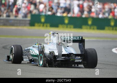 Lewis Hamilton (GBR) Mercedes AMG F1 W04 torna ai box con un pneumatico posteriore forato Pirelli. Gran Premio di Gran Bretagna, domenica 30 giugno 2013. Silverstone, Inghilterra. Foto Stock