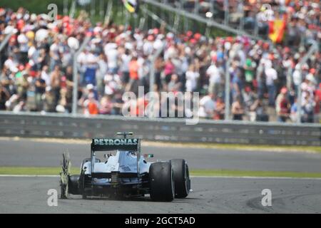 Lewis Hamilton (GBR) Mercedes AMG F1 W04 torna ai box con un pneumatico posteriore forato Pirelli. Gran Premio di Gran Bretagna, domenica 30 giugno 2013. Silverstone, Inghilterra. Foto Stock