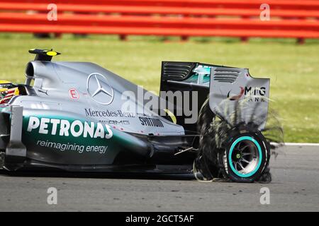 Lewis Hamilton (GBR) Mercedes AMG F1 W04 torna ai box con un pneumatico posteriore forato Pirelli. Gran Premio di Gran Bretagna, domenica 30 giugno 2013. Silverstone, Inghilterra. Foto Stock