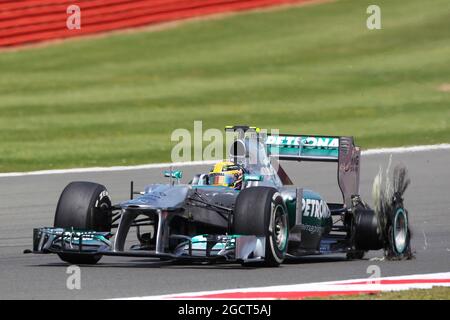 Lewis Hamilton (GBR) Mercedes AMG F1 W04 torna ai box con un pneumatico posteriore forato Pirelli. Gran Premio di Gran Bretagna, domenica 30 giugno 2013. Silverstone, Inghilterra. Foto Stock