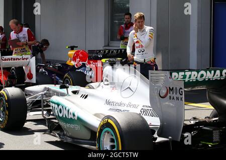 Sebastian Vettel (GER) Red Bull Racing RB9 dà un'occhiata alla Mercedes AMG F1 W04 di Lewis Hamilton (GBR) Mercedes AMG F1 a parc ferme. Gran Premio di Germania, sabato 6 luglio 2013. Nurburgring, Germania. Foto Stock