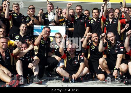 Il vincitore della gara Kimi Raikkonen (fin) Lotus F1 Team festeggia la sua seconda posizione con il team. Gran Premio di Ungheria, domenica 28 luglio 2013. Budapest, Ungheria. Foto Stock