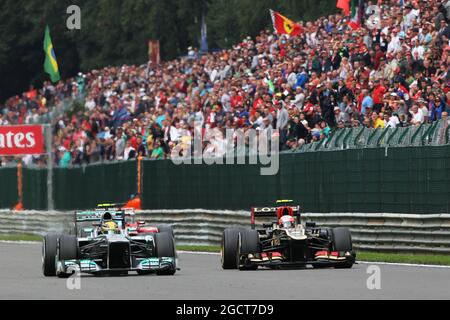 Lewis Hamilton (GBR) Mercedes AMG F1 W04 e Romain Grosjean (fra) Lotus F1 E21 lottano per la posizione. Gran Premio del Belgio, domenica 25 agosto 2013. Spa-Francorchamps, Belgio. Foto Stock