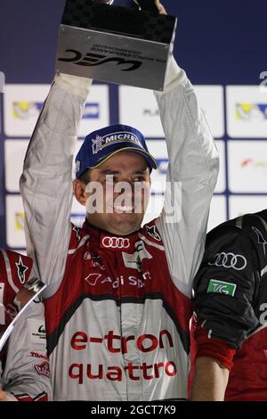 Il vincitore della gara Benoit Treluyer (fra) Audi Sport Team Joest, Audi R18 e-tron quattro, festeggia sul podio. Campionato Mondiale FIA Endurance, turno 4, domenica 1 settembre 2013. San Paolo, Brasile. Foto Stock