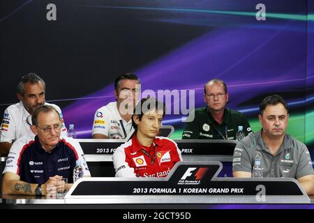 La conferenza stampa della FIA (dalla fila posteriore (da L a R)): Beat Zehnder (sui) Sauber F1 Team Manager; Andy Stevenson (GBR) Sahara Force India F1 Team Manager; Graham Watson (GBR) Caterham F1 Team Manager; Dickie Standford (GBR) Williams Team Manager; massimo Rivola (ITA) Ferrari Sporting Director; Ron Meadows (GBR), Team Manager Mercedes GP. Gran Premio di Corea, venerdì 4 ottobre 2013. Yeongam, Corea del Sud. Foto Stock