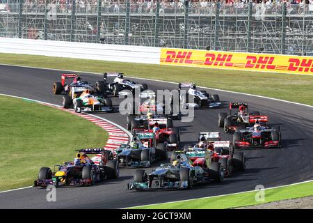 Lewis Hamilton (GBR) Mercedes AMG F1 W04 rallenta con una foratura dopo il contatto al via della gara con Sebastian Vettel (GER) Red Bull Racing RB9. Gran Premio del Giappone, domenica 13 ottobre 2013. Suzuka, Giappone. Foto Stock