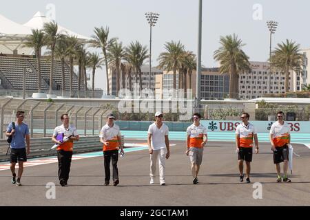 Adrian Sutil (GER) Sahara Force India F1 e James Calado (GBR) Sahara Force India terzo pilota camminano sul circuito. Con la squadra. Gran Premio di Abu Dhabi, giovedì 31 ottobre 2013. Yas Marina Circuit, Abu Dhabi, Emirati Arabi Uniti. Foto Stock