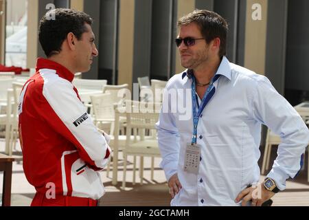(Da L a R): Andrea Stella (ITA) Ferrari Race Engineer con Dave Robertson (GBR) driver Manager del Kimi Raikkonen (fin) Lotus F1 Team. Gran Premio di Abu Dhabi, venerdì 1 novembre 2013. Yas Marina Circuit, Abu Dhabi, Emirati Arabi Uniti. Foto Stock