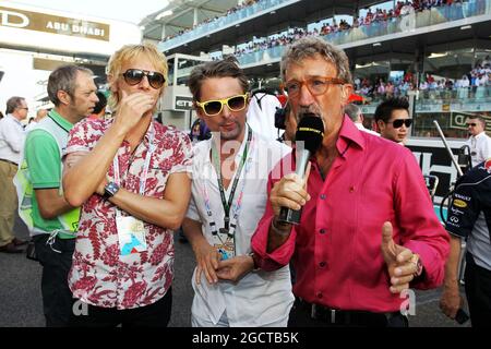 Eddie Jordan (IRE) BBC Television Pundit con Dominic Howard (GBR) Muse (a sinistra) e Matthew Bellamy (GBR) Muse (al centro) sulla griglia. Gran Premio di Abu Dhabi, domenica 3 novembre 2013. Yas Marina Circuit, Abu Dhabi, Emirati Arabi Uniti. Foto Stock