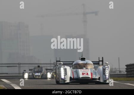 Tom Kristensen (DEN) / Loic Duval (fra) / Allan McNish (GBR) Audi Sport Team Joest, Audi R18 e-tron quattro. Campionato Mondiale FIA Endurance, turno 7, venerdì 8 novembre 2013. Shanghai, Cina. Foto Stock