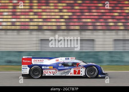 Alexander Wurz (AUT) / Nicolas Lapierre (fra) Toyota Racing, Toyota TS030, ibrido. Campionato Mondiale FIA Endurance, turno 7, venerdì 8 novembre 2013. Shanghai, Cina. Foto Stock