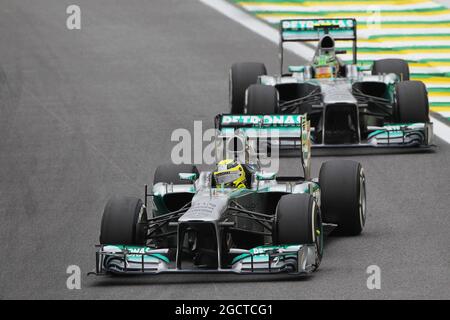 Nico Rosberg (GER) Mercedes AMG F1 W04 guida Lewis Hamilton (GBR) Mercedes AMG F1 W04. Gran Premio del Brasile, domenica 24 novembre 2013. San Paolo, Brasile. Foto Stock